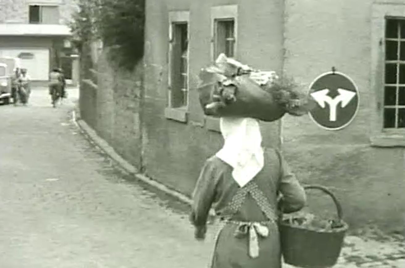 Bauersfrau vor der Schmiede, 1956